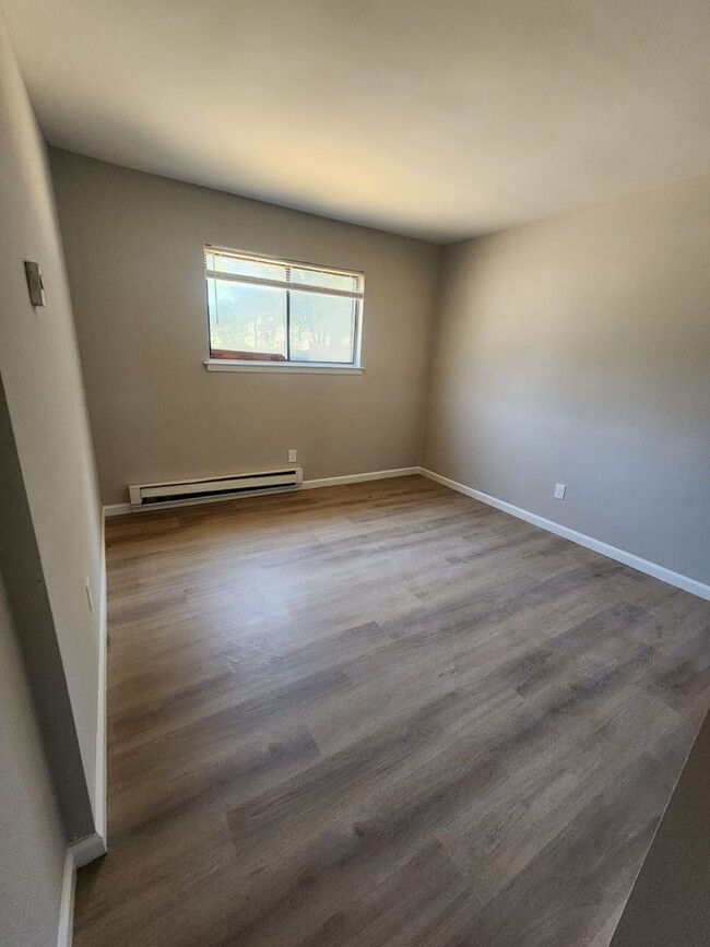 Building Photo - Newly Renovated 3 Bedroom Townhouse for Re...