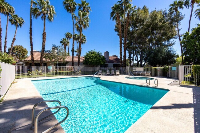 Building Photo - 303 Forest Hills Dr
