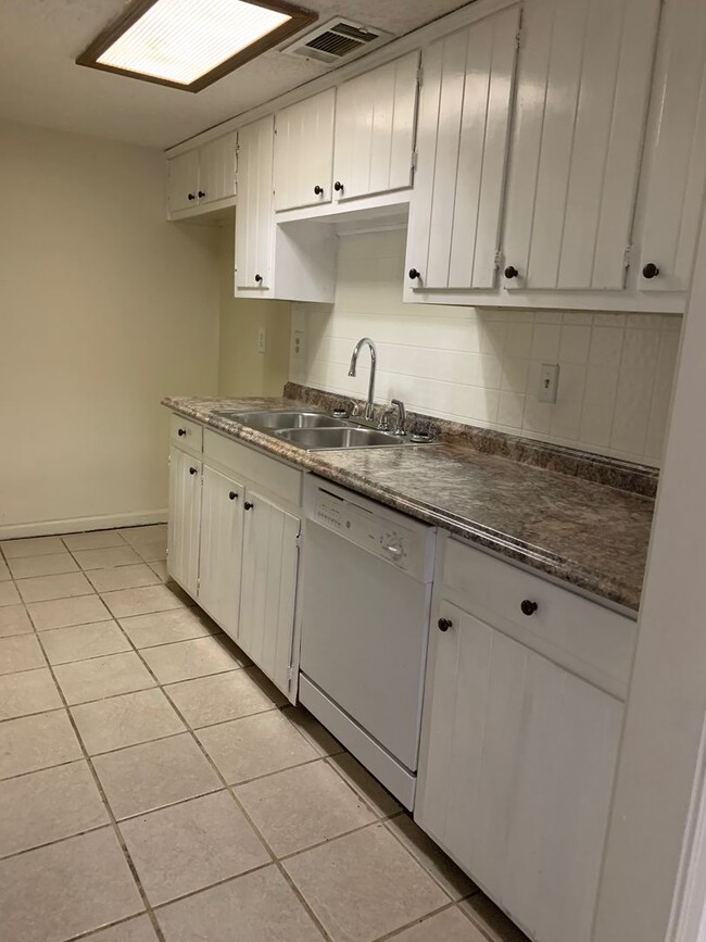 Building Photo - Beautiful 3 Bedroom Apartment. Great place...