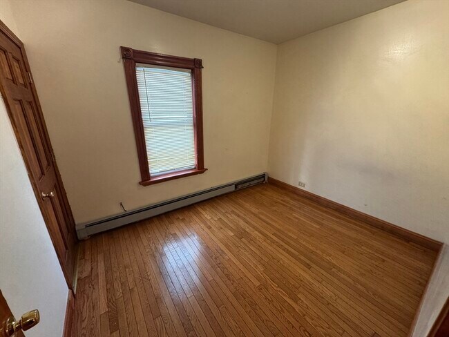 Building Photo - 374 Bowdoin St