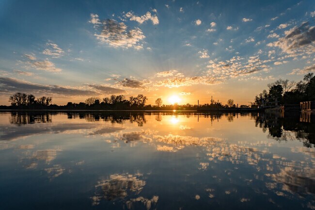 Building Photo - 2000 Quiet Stream Dr