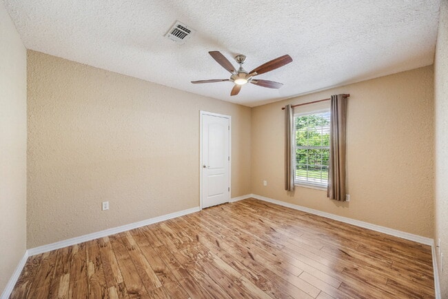 Building Photo - "Coastal Elegance Awaits: Spacious 4-Bed Oasis with Granite Touches on Shipwreck Road"