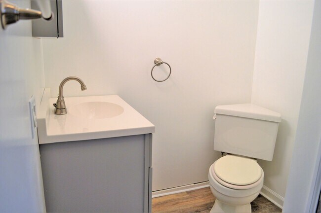 Building Photo - Amazing 3 bed, 1.5 bath, rental home in So...