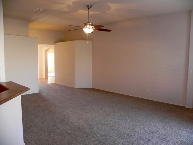 Building Photo - Great Single Story Home In Highly Desirabl...