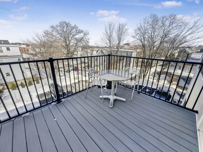 Building Photo - 40 Waverly St