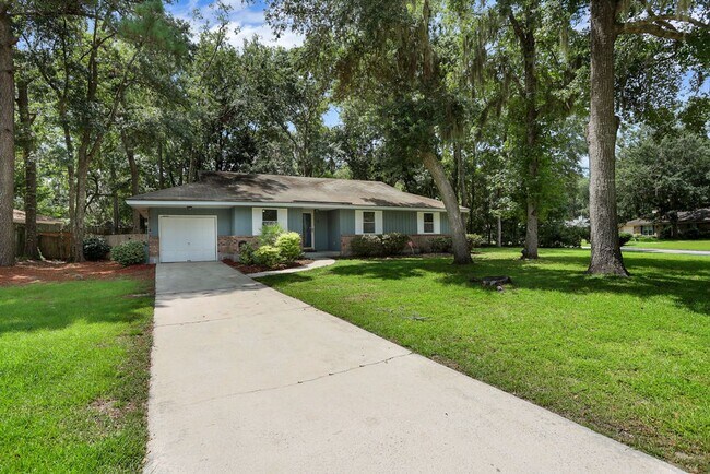 Building Photo - Adorable 3/2 on large corner lot