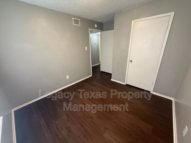 Building Photo - 1715 Short St