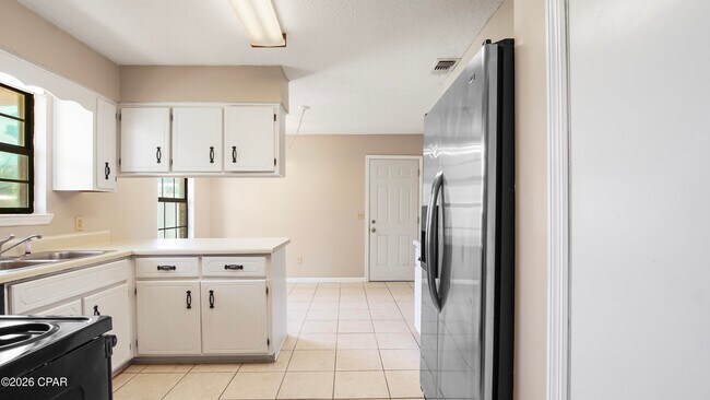 Building Photo - 807 White Oak Ct