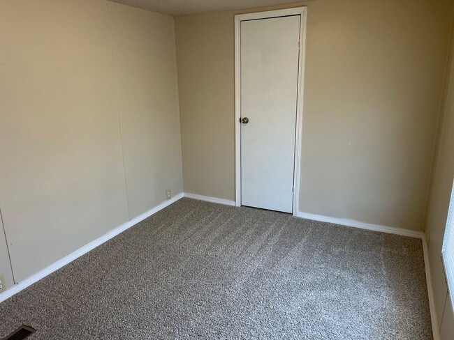 Building Photo - Newly updated 3 Bedroom 2 Bath