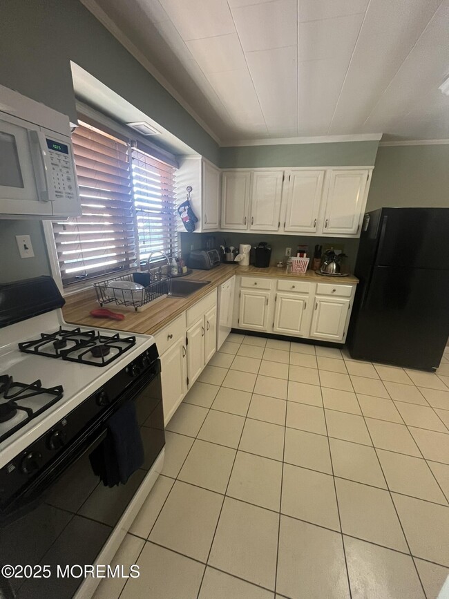 Building Photo - 1727 River Rd