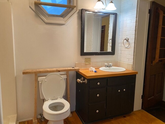 Building Photo - Spacious Manheim 3 Bedroom, 2 Bath House