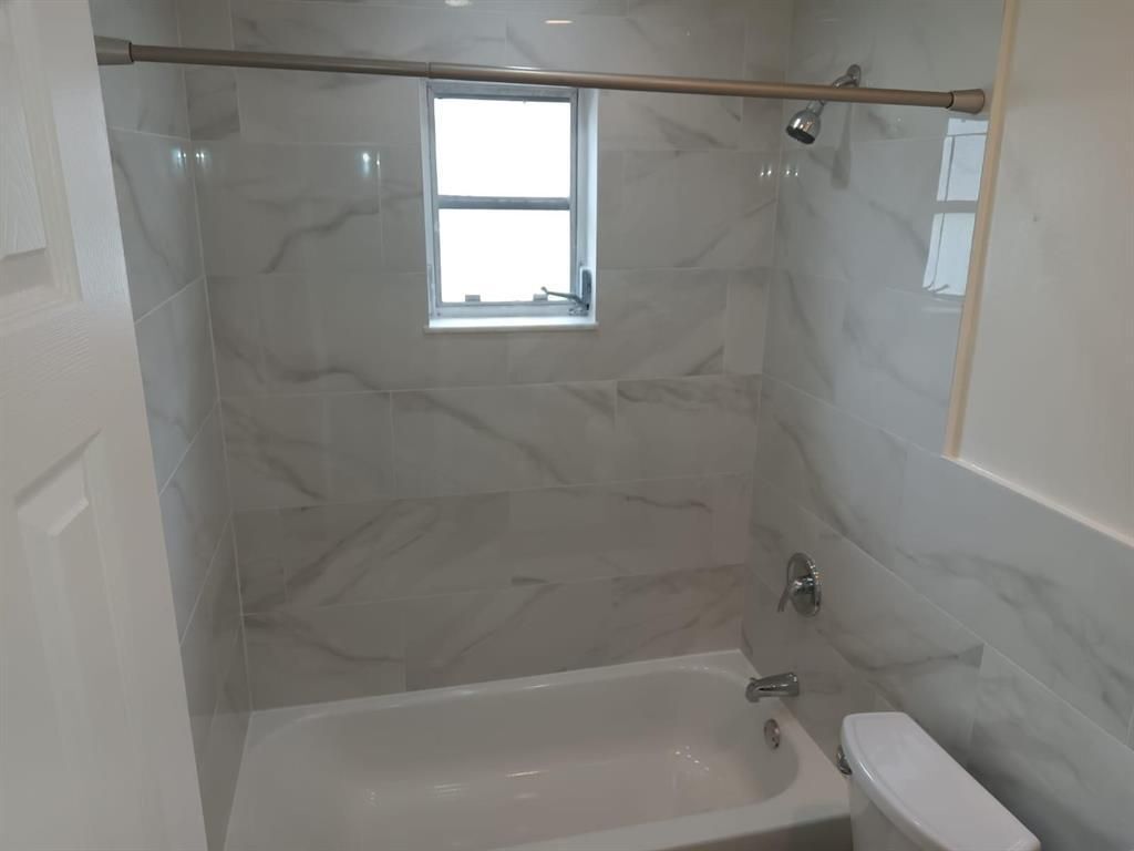 Building Photo - 6300 SW 41st Pl