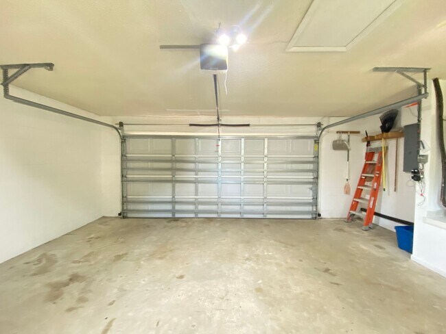 Building Photo - Wekiva home ready for move in! 3B/2B, 2 se...
