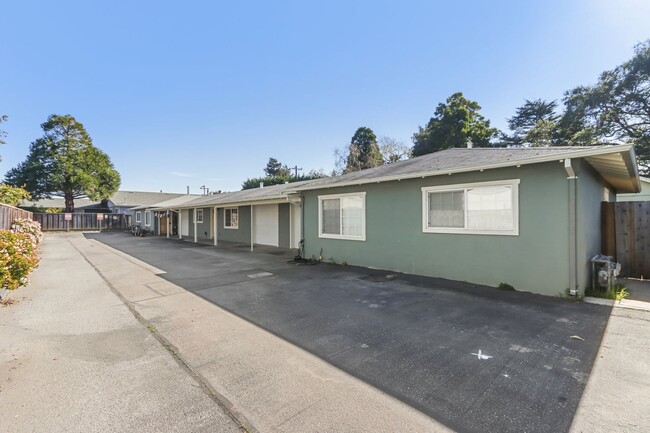 Building Photo - 2 Bed 1 Bath- Santa Cruz With Garage