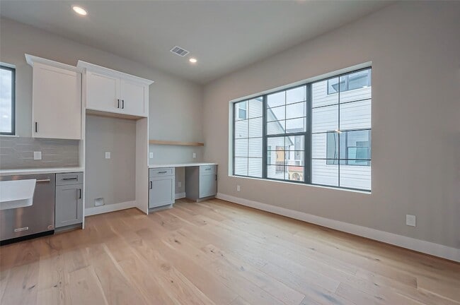 Building Photo - 1222 W 24th St