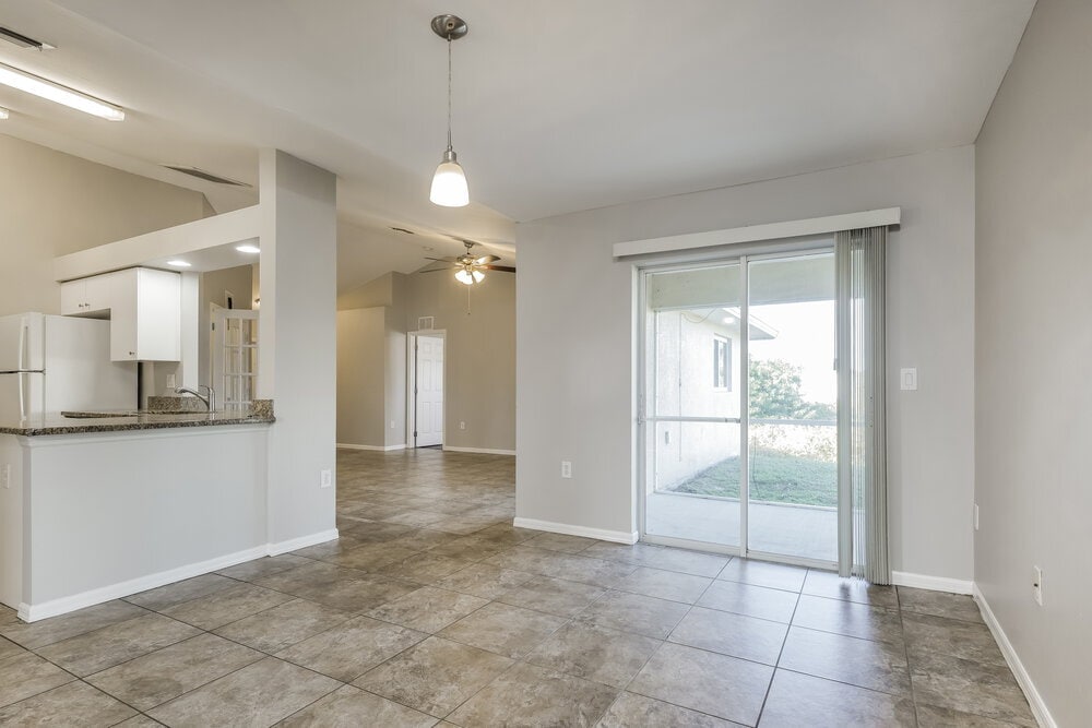 Building Photo - 719 Roma Ave S