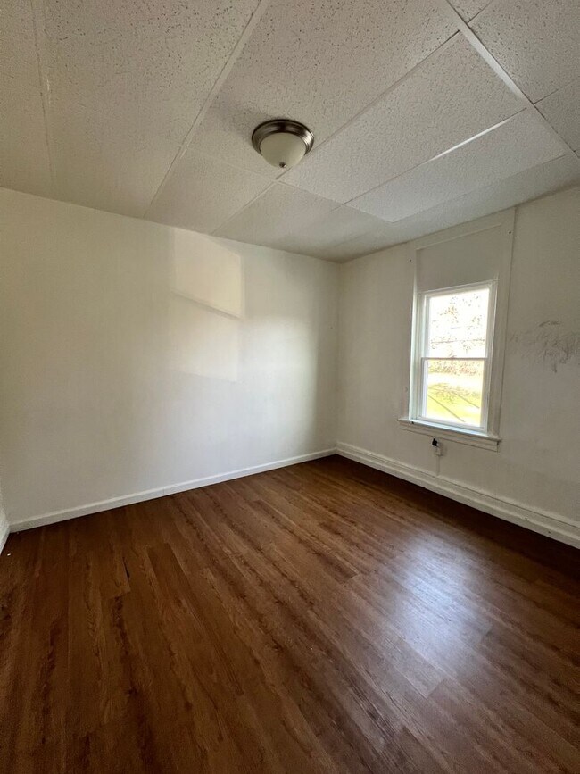 Building Photo - 3 Bedroom 1 Bath Home Available