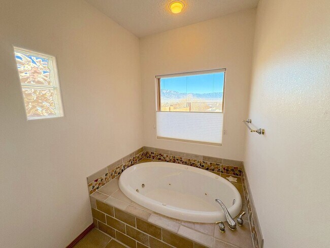 Building Photo - Immaculate 3 bedroom in Rio Rancho! Stunni...