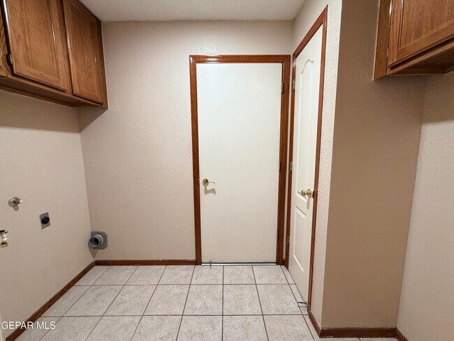 Building Photo - 1892 Lyman Dutton Cir