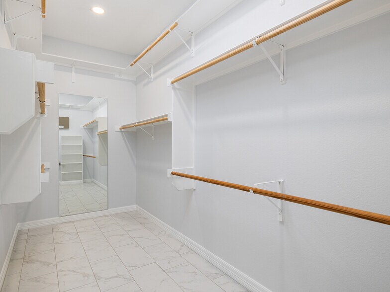 Building Photo - 9805 Big View Dr