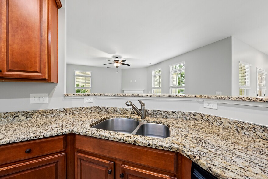 Building Photo - 1004 Crinoline Ln