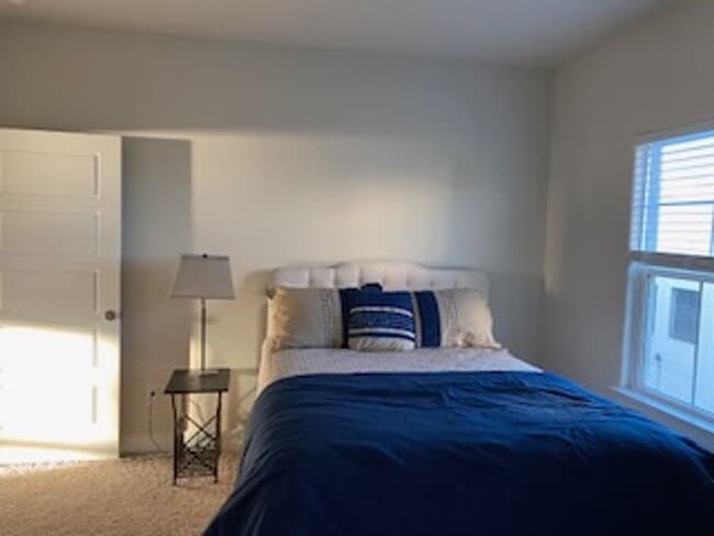 Building Photo - Furnished luxury riverfront condo for rent