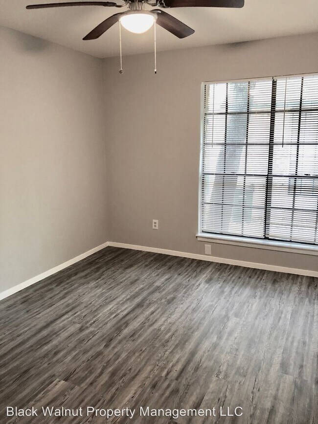 Building Photo - 1900 Albury Cove