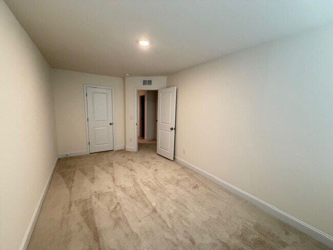 Building Photo - Mebane / Townhouse