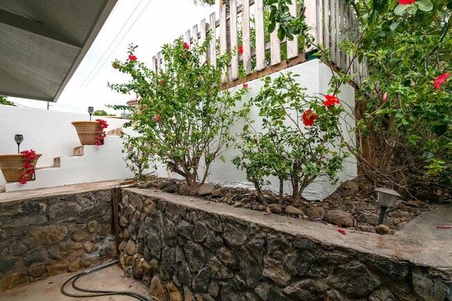 Building Photo - 912 N Niheu Pl