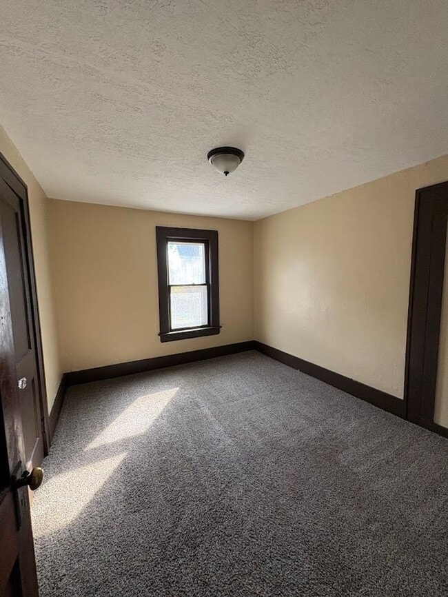 Building Photo - Three bedroom one bathroom home for rent