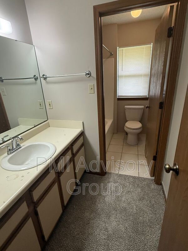 Building Photo - 2816 SW Westport Plaza Dr