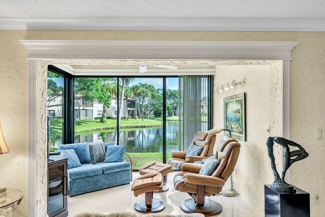 Building Photo - 9285 Vista del Lago