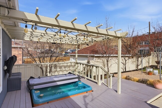 Building Photo - 574 Pugsley St