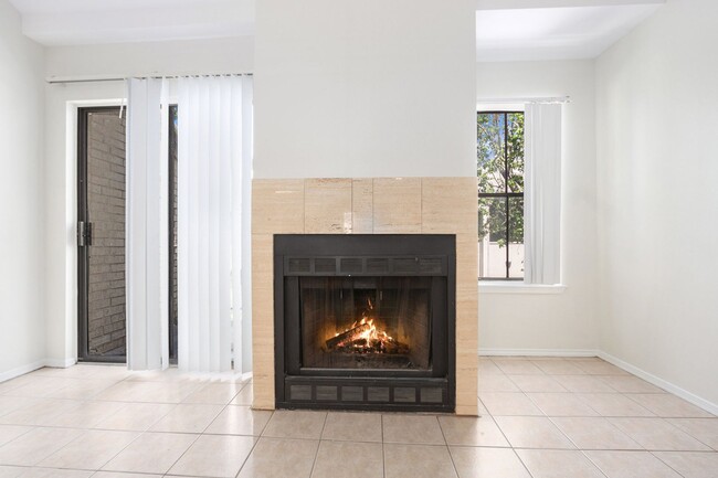 Building Photo - Excellent location under $1500!