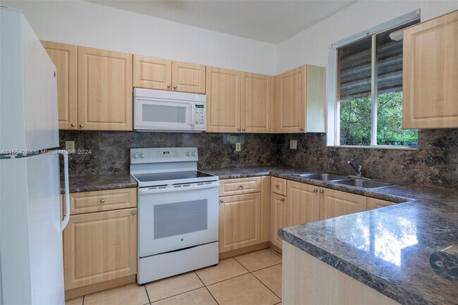 Building Photo - 1475 SE 24th Ct
