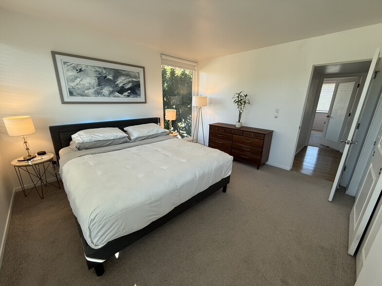 Master Bedroom - 4310 W Kling St