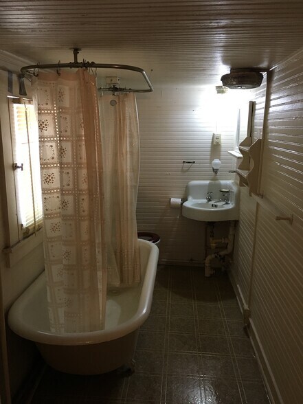 full bath with claw-foot tub - 658 Avenue B NW