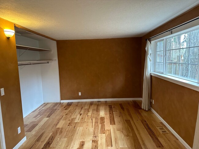 Building Photo - Beautifully updated 4 bedroom 2 bathroom h...