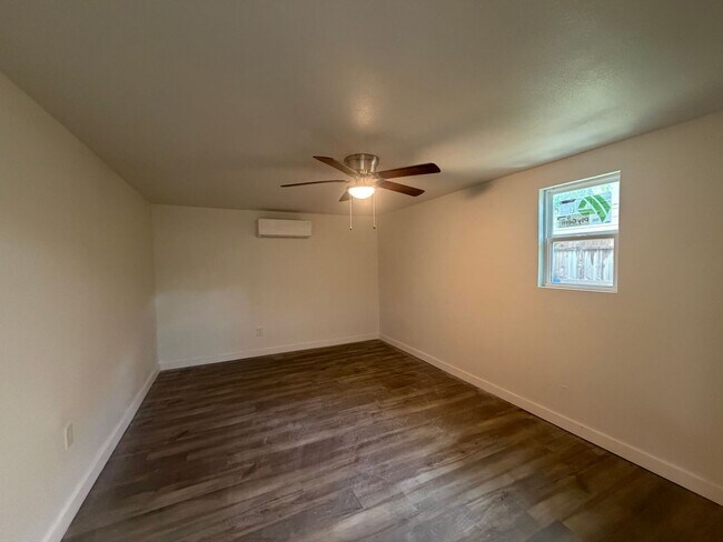 Building Photo - THREE BEDROOM ONE BATH