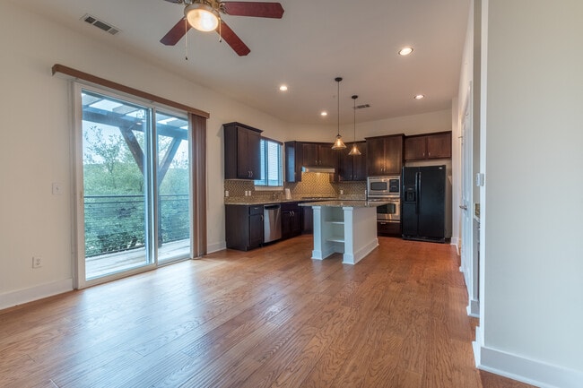 Building Photo - Beautiful 2 Bedroom, 2.5 Bath Townhome in Northwest Austin
