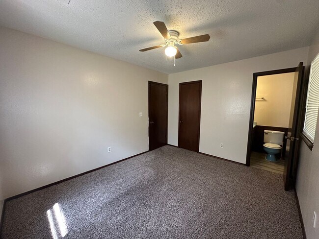 Building Photo - 3 Bed 1.5 Bath 2 Car Garage
