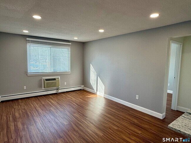 Building Photo - 1168 Main St