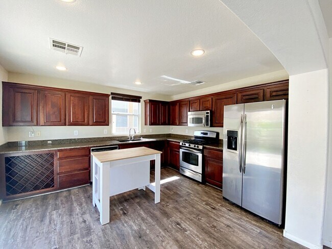 Building Photo - 4 BEDROOM + DEN 3 BATH HOME IN NORTHWEST