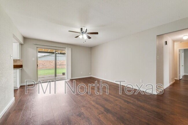 Building Photo - 305 Live Oak Dr