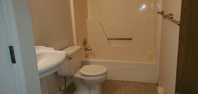 Building Photo - 3 bd, 2 ba house, Midway Heights subdivision just west of Columbia, recently painted, partially f...