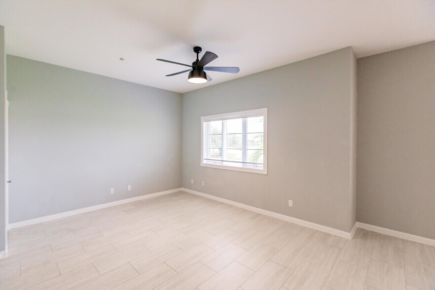 Building Photo - 3200 Village Walk Cir