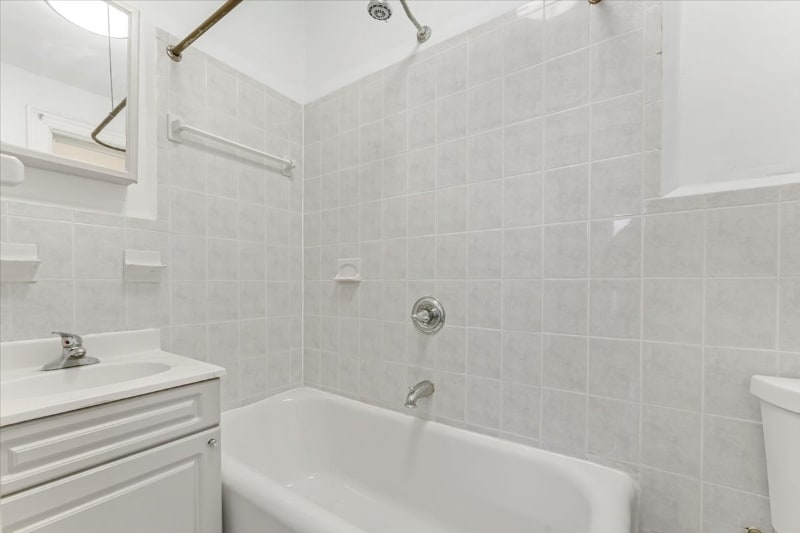 Building Photo - 952 E 156th St