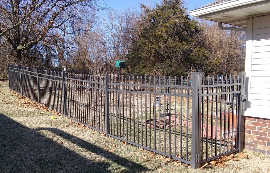 Fenced back yard (side view) - 3013 N Fremont Ave