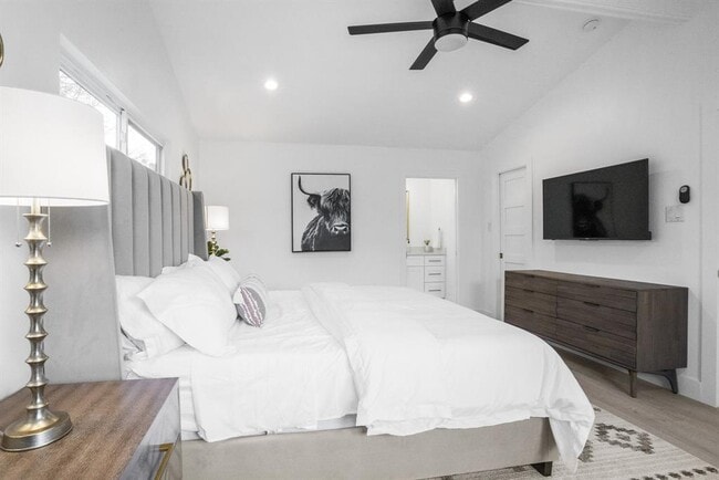 Building Photo - 2001 Wychwood Dr