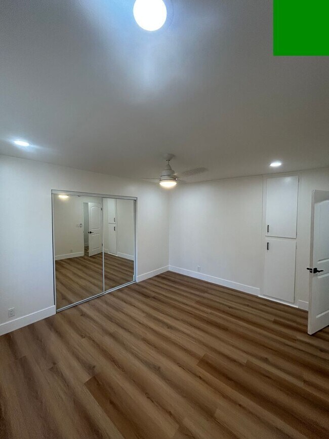 Building Photo - 8208 Romaine St
